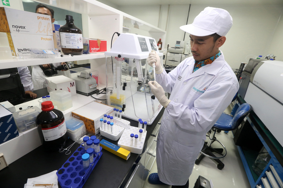 A researcher gets to work at Bio Farma's research and development laboratory in Bandung, West Java, in 2016. (Antara Photo/Fahrul Jayadiputra)