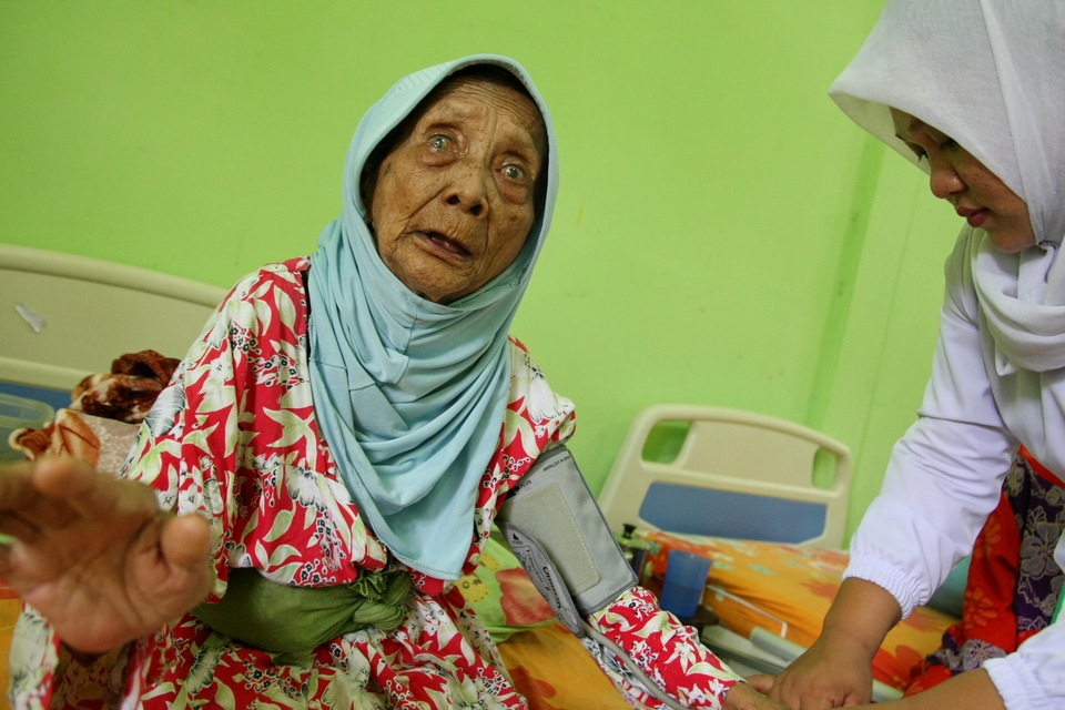 A staff at a nursing home managed by the Ministry of Social Affairs in Kendari, Southeast Sulawesi, checks a senior citizen's blood pressure on Tuesday (12/07). (Antara Photo/Jojon)