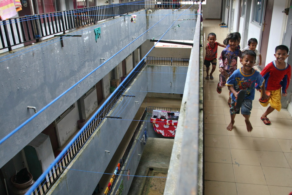Children are pictured playing in a corridor of a low-cost apartment, known as rusunawa, in Kendari, Southeast Sulawesi, on Tuesday (19/07). To meet the growing demand for low-cost housing and provide homes with better living conditions for the needy, the Ministry of Public Works and Public Housing has helped low-income communities by building low-cost apartments. (Antara Photo/Jojon)