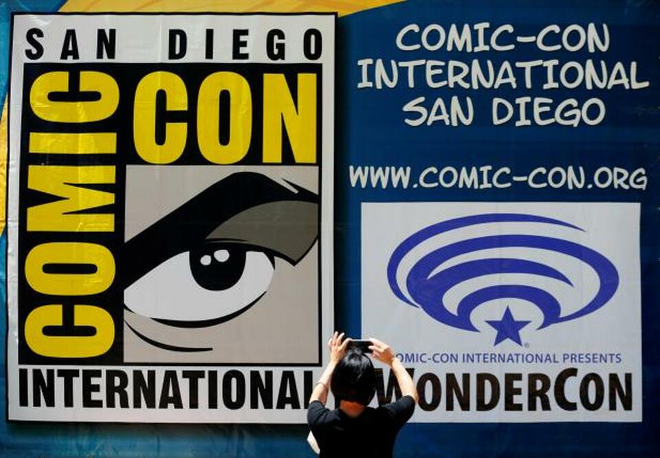 A woman takes a picture of a Comic-Con sign in San Diego, California United States, July 19, 2016.  (Reuters Photo/Mike Blake)