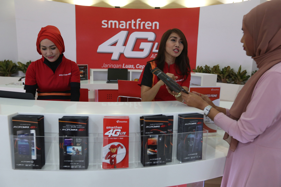 Pokemon Go gamers are fueling a boom for modem makers, such as Smartfren Telecom, whose nationwide sales of 4G modems, priced around Rp 300,000($23) each, have jumped fivefold in just two months. (ID Photo/David Gita Roza)