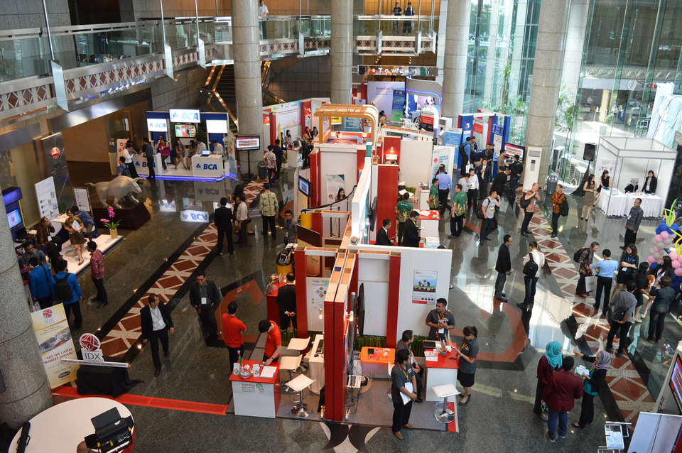 Potential investors will be encouraged to put their money into Indonesia's stock market during the three-day Investor Summit and Capital Market Expo that started in Surabaya, East Java, on Thursday (18/08). (B1 Photo/Danung Arifin)