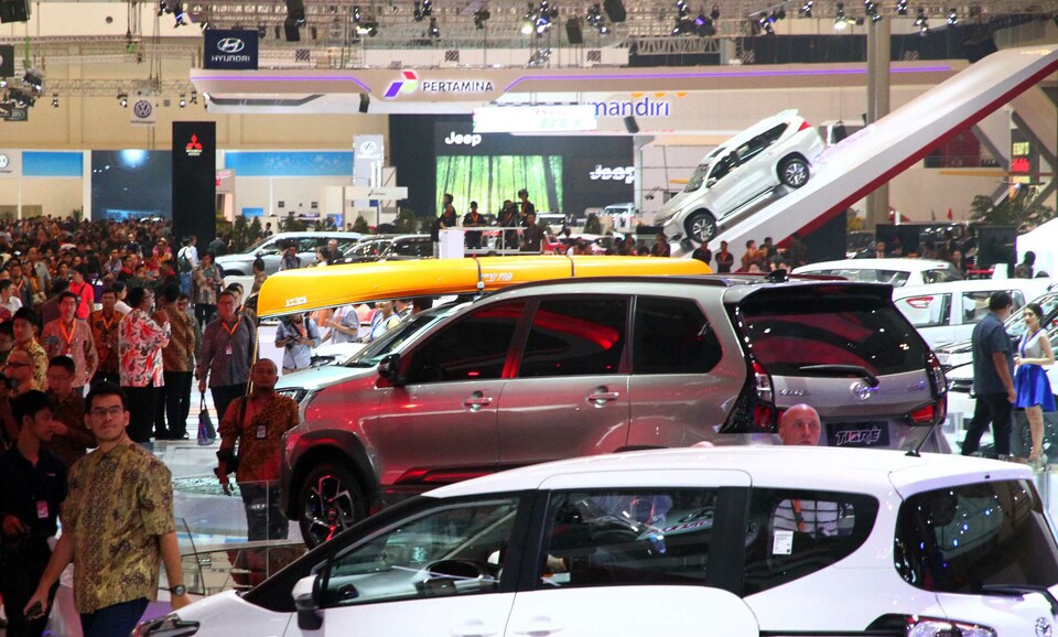Car sales in Indonesia grew by 7.5 percent in February compared to the same period a year earlier, according to data released by the Association of Indonesia Automotive Industries, or Gaikindo, on Wednesday (29/03). (Suara Pembaruan Photo/Ruht Semiono)