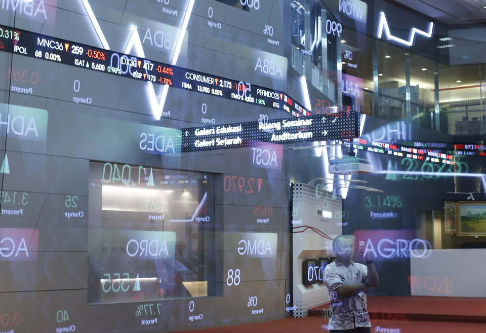 Shares of independent power producer Megapower Makmur soared during its market debut on the Indonesia Stock Exchange (IDX) on Wednesday (05/07). (Reuters Photo/Beawiharta)