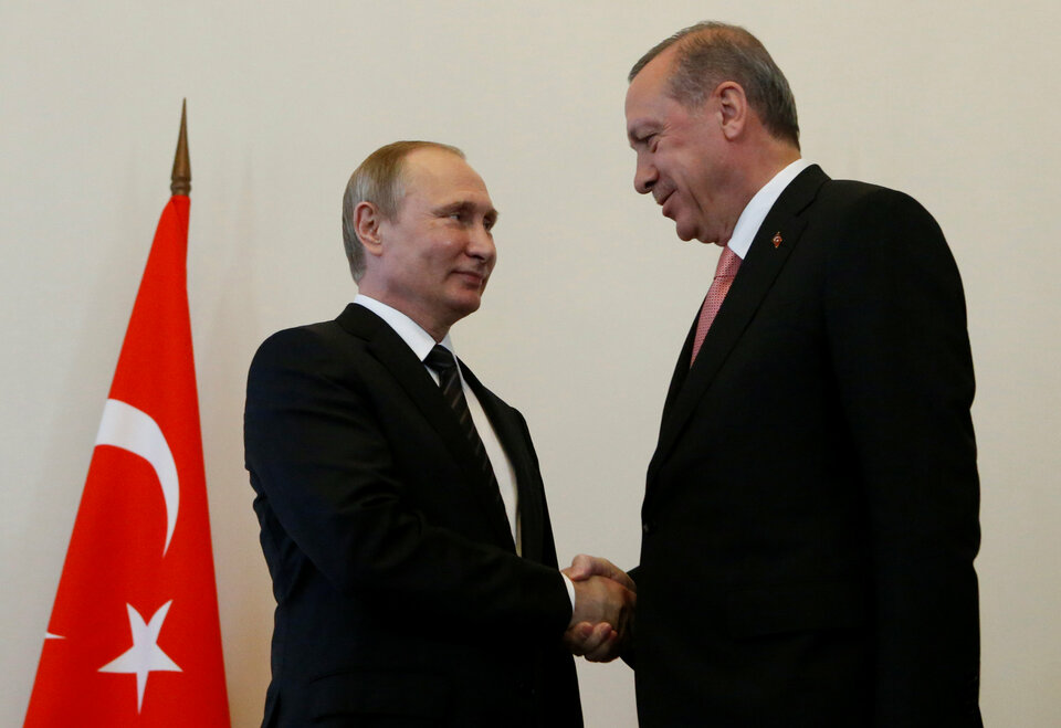 Russian President Vladimir Putin shakes hands with Turkish President Tayyip Erdogan during their meeting in St. Petersburg, Russia, August 9, 2016.  (Reuters Photo/Sergei Karpukhin)