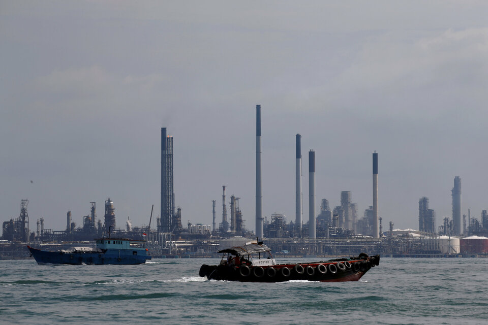 Boats sail past Pulau Bukom oil refinery along the southern coast of Singapore June 8, 2016. (Reuters Photo/Edgar Su)