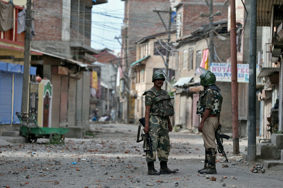 The Pakistani military said on Saturday (03/06) its troops had killed five Indian soldiers in retaliation to Indian firing along the Line of Control in disputed Kashmir. (Reuters Photo/Cathal McNaughton)