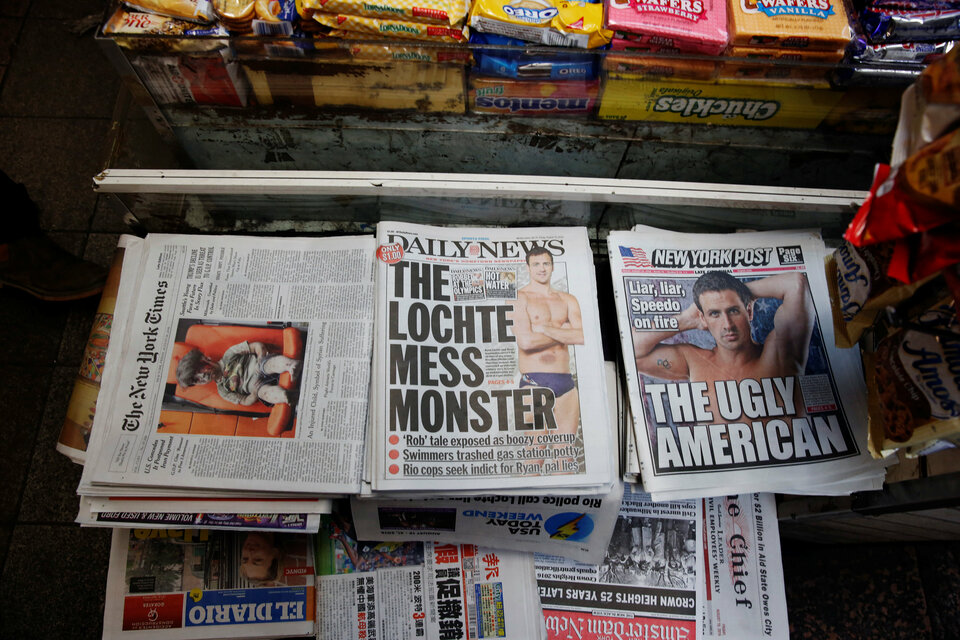 The front pages of the New York Post and the New York Daily News display the image of US Olympic swimmer Ryan Lochte in New York, US, August 19, 2016.  (Reuters Photo/Lucas Jackson)