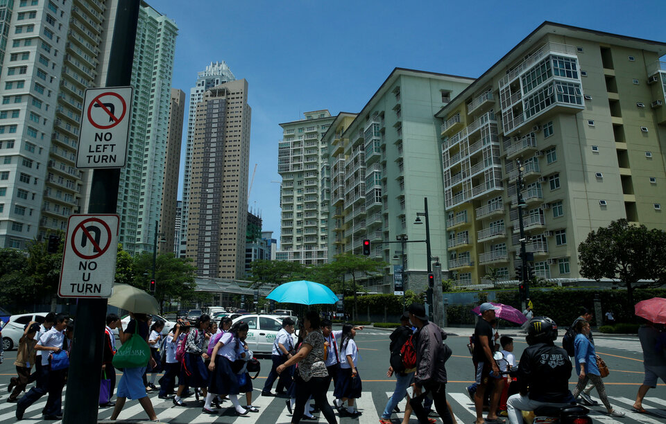 The Philippine economy likely sustained its strong growth momentum in the first quarter on recovering farm output and exports and higher government spending, supporting the case for the central bank to tighten monetary policy this year.  (Reuters Photo/Erik De Castro)
