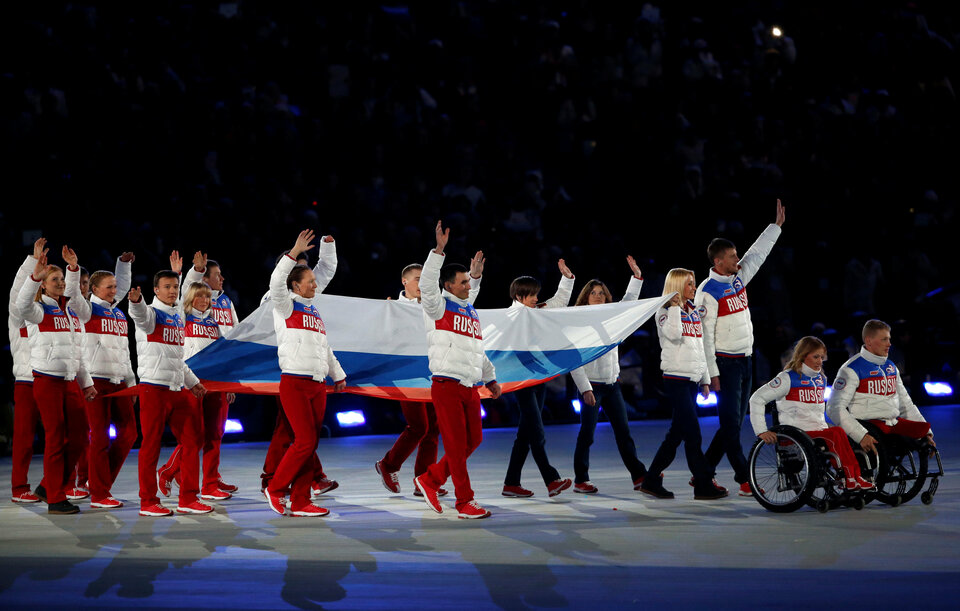 Performers carry the Russian national flag during the closing ceremony of the 2014 Paralympic Winter Games in Sochi, Russia, March 16, 2014. (Reuters Photo/Alexander Demianchuk)