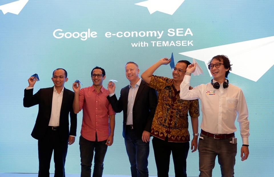 From left, Temasek director Tai Le, Go-Jek Indonesia founder and chief executive Nadiem Makarim, Google Indonesia managing director Tony Keusgen, Traveloka.com chief marketing officer Dannis Muhammad and MatahariMall.com chief executive Hadi Wenas during a discussion hosted by Google Indonesia in Jakarta on Thursday (28/08). (Antara Photo/Dian)
