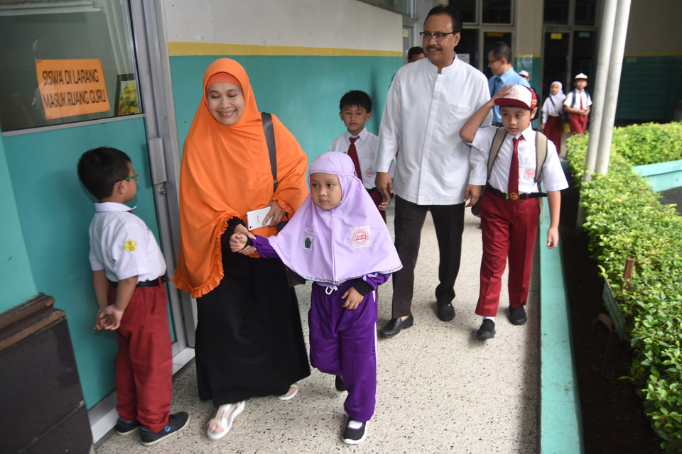 Parents are encouraged to be more involved in schools to make sure their children get a balanced education. (Antara Photo/M. Risyal Hidayat)
