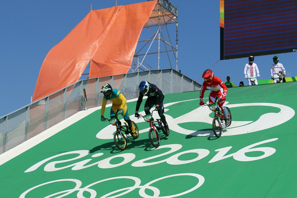 Indonesia's BMX racer Toni Syarifudin (right) tries out the track at Deodoro Olympic Park, Tuesday (16/08). (Photo courtesy of the Indonesian Olympic Contingent)
