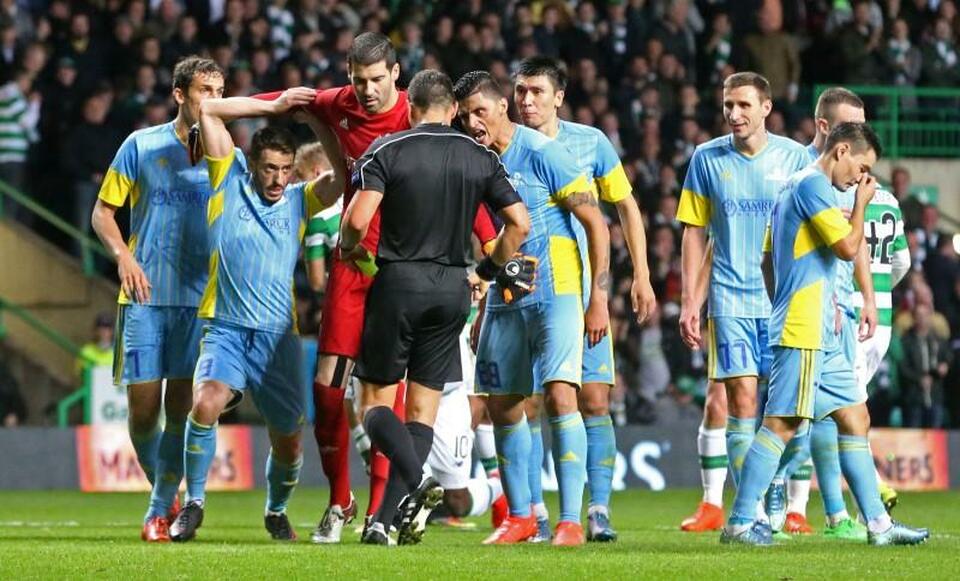 Astana players protested Referee Istvan Kovacs in UEFA Champions League Third Qualifying Round Second Leg, at Celtic Park, Wednesday (03/08). (Reuters Photo/Russell Cheyne)