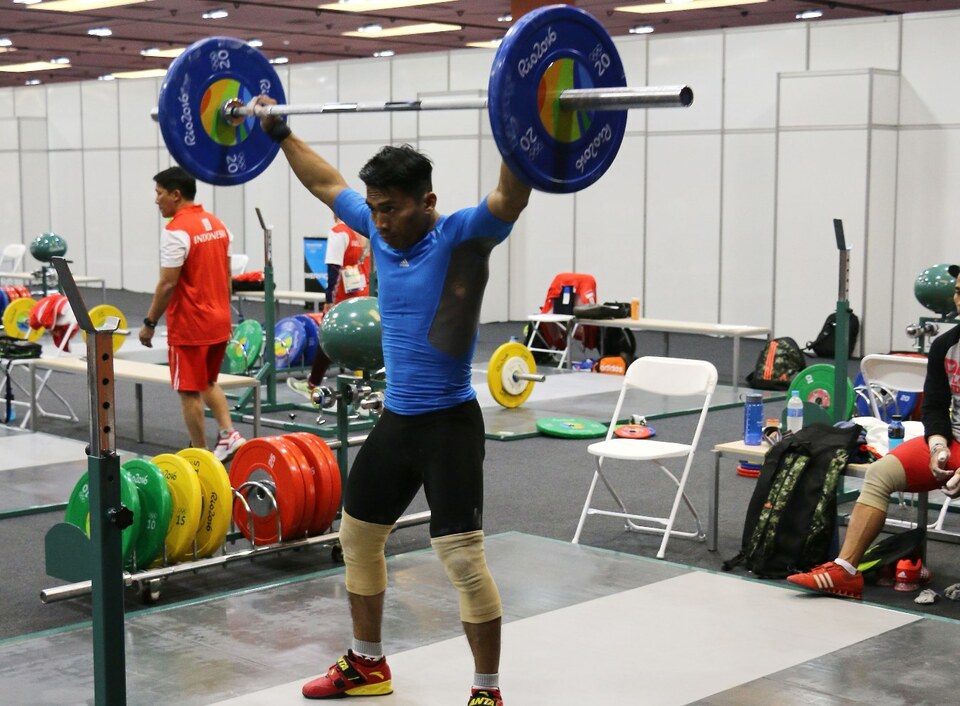 Indonesian weightlifter Deni during training at Rio de Janeiro on Friday (29/07). (Photo courtesy of the Indonesian Olympic contingent)