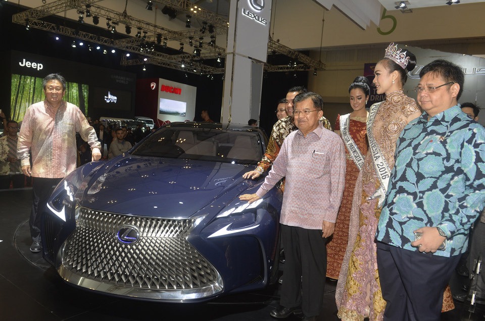 Vice President Jusuf Kalla, center, accompanied by Industry Minister Airlangga Hartarto, right and Lexus Principal Hiroyuki Fukui, left, appear to inspect a Lexus car from Toyota during the opening of the 2016 Gaikindo Indonesia International Auto Show (GIIAS) at the Indonesia Convention and Exhibition center at Tangerang. (Antara Photo/Saptono)