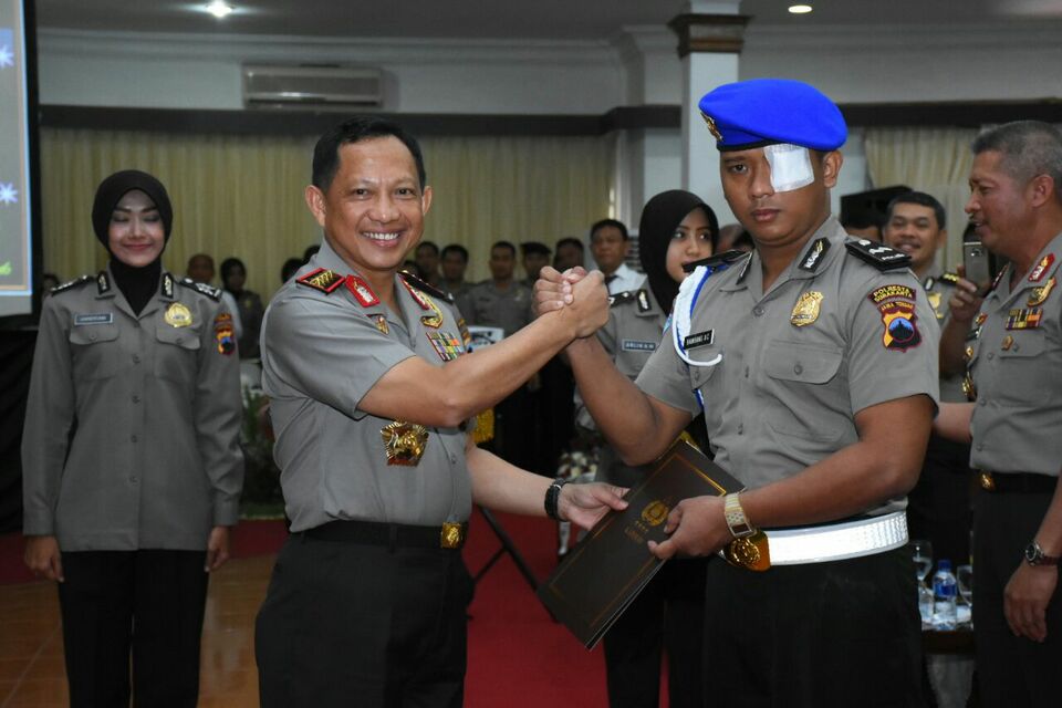 National Police chief Gen. Tito Karnavian, left, shaking hands with Chief Brig. Bambang Adi Cahyanto, who was wounded in the suicide bomb attack on the Solo Police headquarters last month. Tito says the 2003 Antiterrorism Law still contains several weaknesses. (Antara Photo/Ho)