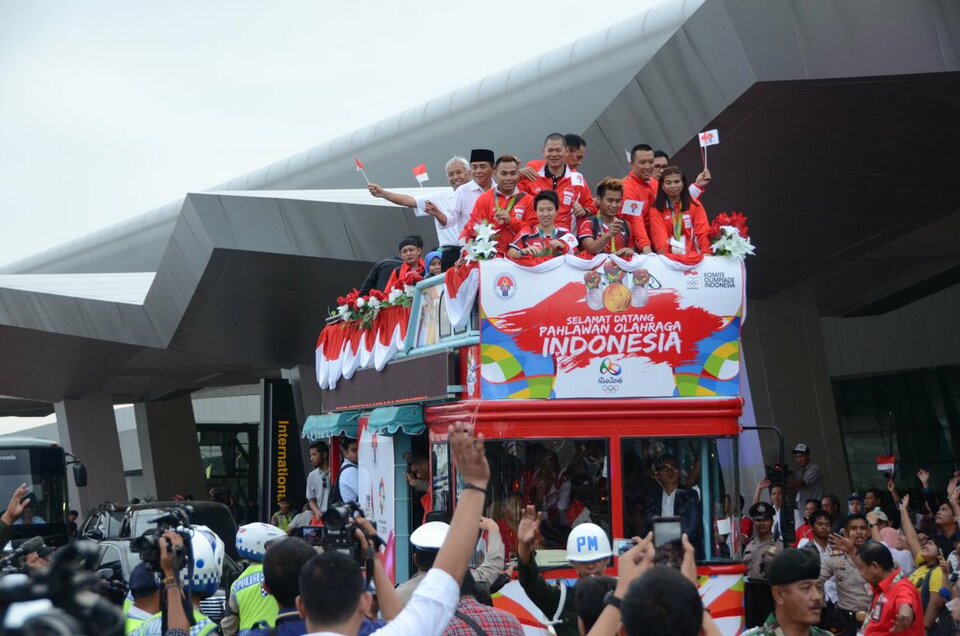The Indonesian Olympic contingent is taken on a victory parade after their arrival back to the country on Tuesday (23/08). (Photo courtesy of Twitter/DPR_RI)