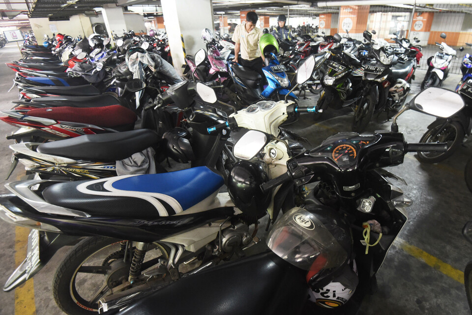 Roadside parking tariffs for cars and  motorcycles will be raised to Rp 10,000 per hour. (Antara Photo/Akbar Nugroho Gumay)