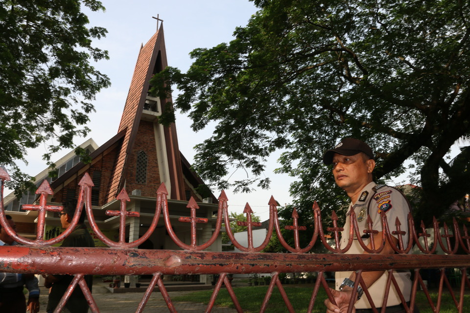  An Indonesian teenager who attacked a Catholic priest in Medan North Sumatra, was inspired by the murder of a French priest in July and guided by a radical compatriot in the Islamic State stronghold of Raqqa, Jakarta's national police chief said on Wednesday (31/08). (Antara Photo/Irsan Mulyadi)