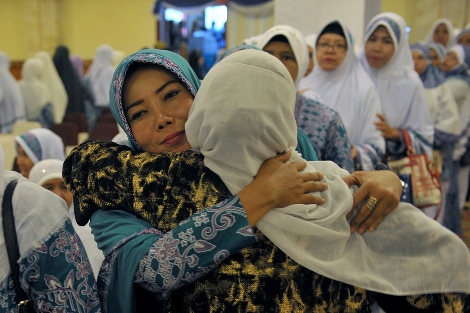 Hajj pilgrims say their farewell at Bali's Ngurah Rai Airport. (Antara Photo/Nyoman Budhiana)