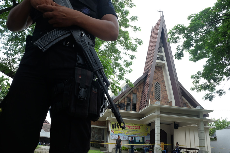 The main suspect in the Medan church bombing on Sunday (28/08) has been handed over to counterterror unit Densus 88's custody. (Antara Photo/Irsan Mulyadi)
