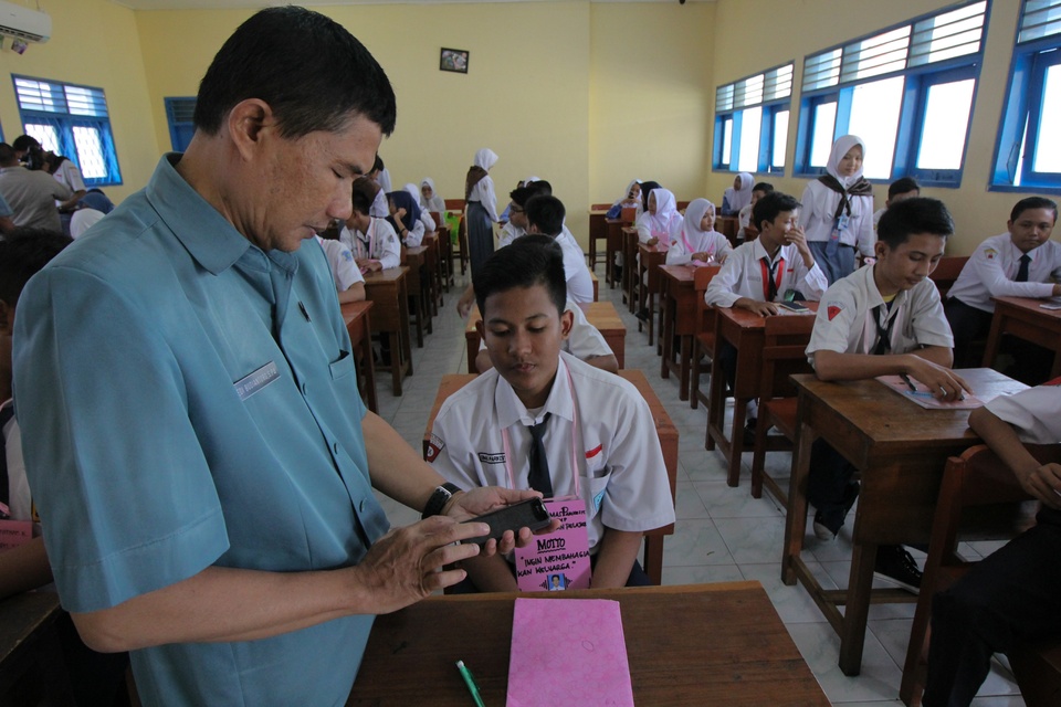 The government is preparing to roll out the Computer-Based National Examination, or UNBK, program for high schools with adequate facilities by April, before expanding the program countrywide. 
 (Antara Photo/Didik Suhartono)