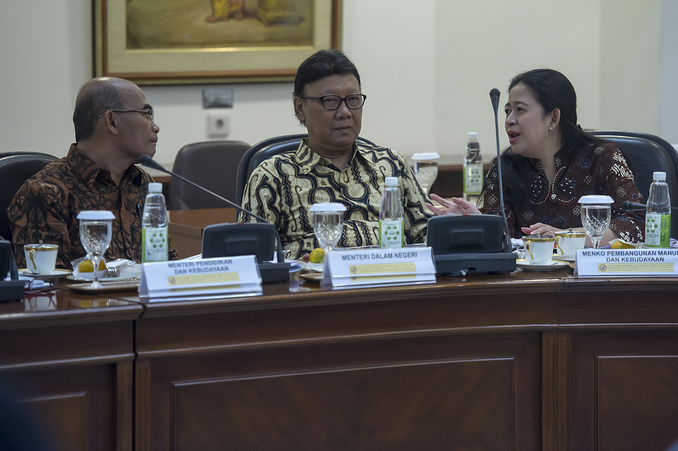 Home Affairs Minister Tjahjo Kumolo, center, said the electronic budgeting system, or e-budgeting, must be implemented by all regional administrations in the country. (Antara Photo/Widodo S. Jusuf)