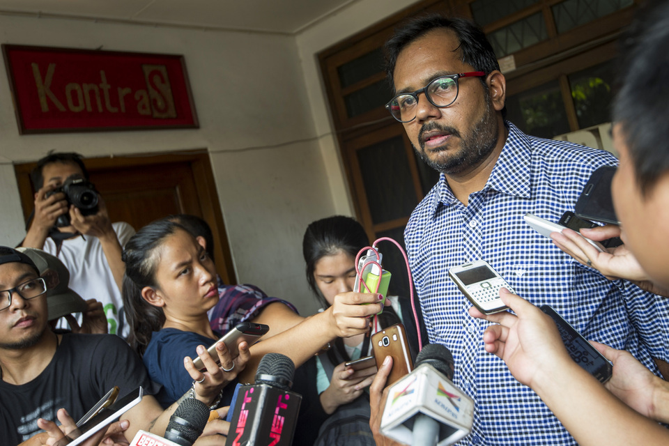 Haris Azhar, the human rights activist who recently disclosed details of the alleged involvement by state officials in drug-related crimes, has hinted that he will reveal even more to the public unless President Joko 'Jokowi' Widodo gives a firm undertaking that he will act to uncover the truth. (Antara Photo/Sigid Kurniawan)