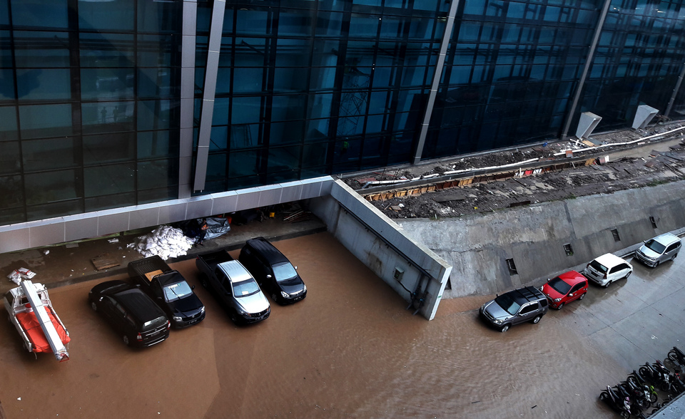 Flash flooding hit the arrival gate of the new Soekarno-Hatta Terminal 3 Ultimate, in Tangerang, Banten, on Sunday evening (14/08). Consumer rights group YLKI called on the Ministry of Transportation and state-owned airport operator Angkasa Pura II to investigate the cause and conduct an audit on the airport's drainage system. The long-awaited Terminal 3 Ultimate officially opened to the public earlier this month, after a string of delays. (Antara Photo/Muhammad Iqbal)