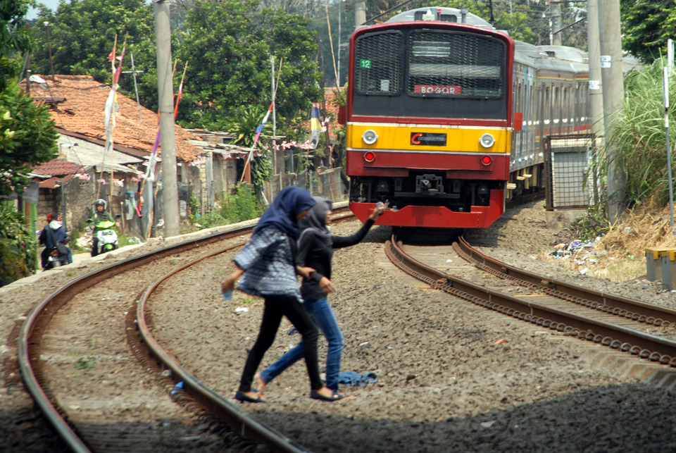 Seven underpasses in the capital city, currently under construction by state-owned railway operator Kereta Api Indonesia and its subsidiary Jakarta Commuter Line, or KCJ, will be completed in March. (Antara Photo/Julius Satria Wijaya)