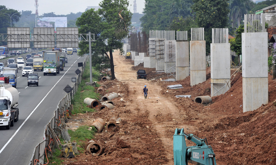 Concrete columns for the Greater Jakarta LRT tracks are being laid out in Ciracas, East Jakarta, in March this year. (Antara Photo/Andika Wahyu)