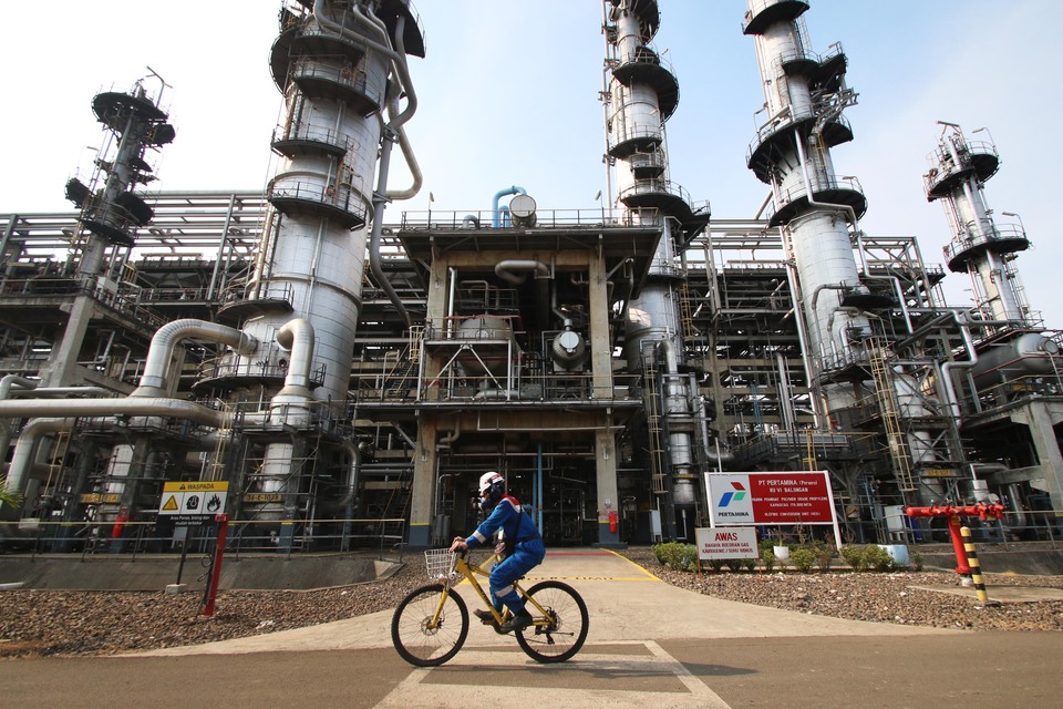 State-owned energy company Pertamina's profit quadruples in the first half of 2016, despite sluggish oil price. (Antara Photo/Rivan Awal Lingga)