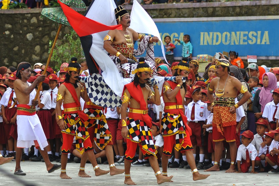 A number of men are pictured dressed as troops from the Majapahit kingdom era at a flag ceremony in Magelang, Central Java, on Monday (22/08). They are dressed this way as a form of expression and in hope that Indonesia will be glorious as it once was during the era of the Majapahit kingdom. (Antara Photo/Anis Efizudin)