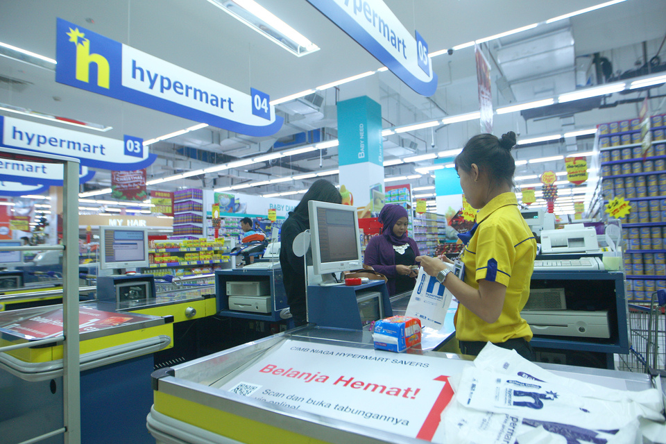 A Hypermart cashier checks out purchased items at the register. (Investor Daily/Emral)