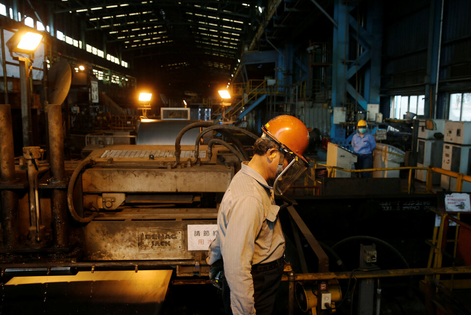 A worker walks inside the China Steel Corporation factory, in Kaohsiung, southern Taiwan August 26, 2016. (Reuters Photo/Tyrone Siu)