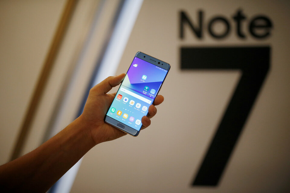 Samsung Electronics indicated on Monday (23/01) that its latest flagship Galaxy S smartphone could be delayed as it pledged to enhance product safety following an investigation into the cause of fires in its premium Note 7 devices. (Reuters Photo/Kim Hong-Ji)