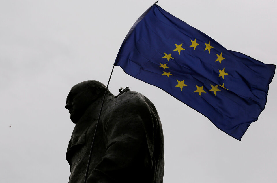 A European Union flag is waved over a statue of former Prime Minister Winston Churchill as demonstrators protest during a "March for Europe" against the Brexit vote result earlier in the year, in London, Britain, September 3, 2016.  (Reuters Photo/Luke MacGregor)