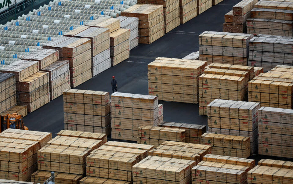 Since November last year, when Indonesia's timber legality verification system (SVLK) was recognized by the EU, the country has shipped to the regional bloc more than $1 billion worth of certified timber products. (Reuters Photo/Toru Hanai)