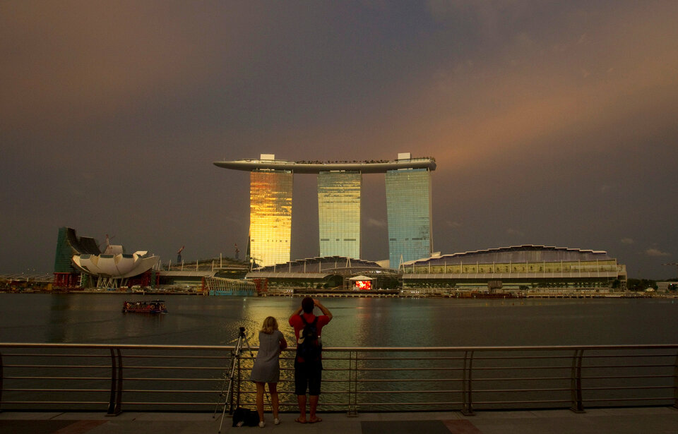 Singapore's international visitor arrivals rose 7.7 percent last year to a record 16.4 million, helped by more travelers from China, India and Indonesia, but the tourism board forecast a slower pace of growth for 2017. (Reuters Photo/Vivek Prakash)