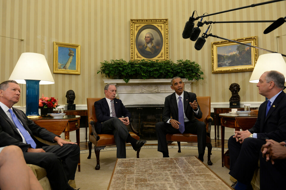 US President Barack Obama meets with business and government leaders, (L-R),  Ohio Gov. John Kasich, Former NYC Mayor Michael R. Bloomberg, Founder, Bloomberg LP & Bloomberg Philanthropies, POTUS and Louisiana Gov. John Bel Edwards, to discuss the economic and security benefits of the proposed Trans-Pacific Partnership trade pact at the White House in Washington, US, September 16, 2016. (Reuters Photo/Mary F. Calvert)