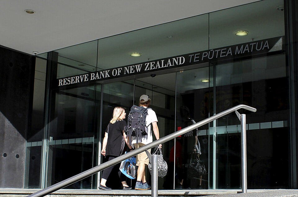 Two people walk towards the entrance of the Reserve Bank of New Zealand located in the New Zealand capital city of Wellington. (Reuters Photo/Rebecca Howard)