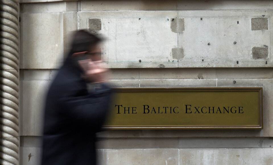 A worker walks past The Baltic Exchange in London, Britain, March 2, 2016.  (Reuters Photo/Toby Melville)