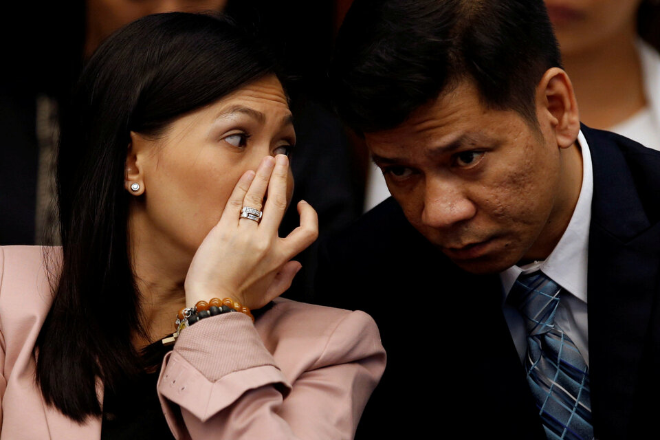 Maia Santos Deguito, a branch manager of the Rizal Commercial Banking Corp (RCBC) whispers to her lawyer as she testifies during a Senate hearing on the money laundering involving $81 million stolen from Bangladesh central bank, at the Philippine Senate in Manila April 12, 2016.   (Reuters Photo/Erik De Castro)