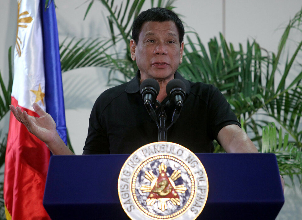 Philippines President Rodrigo Duterte gestures during a news conference upon his arrival from a state visit in Vietnam at the International Airport in Davao city, Philippines September 30, 2016. (Reuters Photo/Lean Daval Jr)