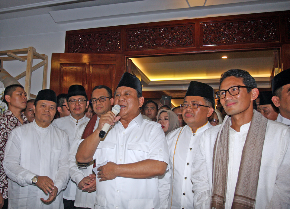 State Secretary Pratikno denied reports he had met with Gerindra chairman Prabowo, center, to lobby for Anies Baswedan's nomination as Jakarta governor. (Antara Photo/Reno Esnir)