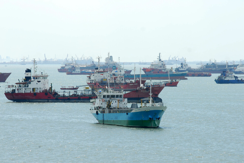 Cargo ships waiting to dock at Surabaya's Tanjung Perak Port in East Java on Sept. 13. Transportation Minister Budi Karya Sumadi said he wants to include Timika in Papua as one of the points in the marine highway program, or the so-called sea-toll. (Antara Photo/M Risyal Hidayat)