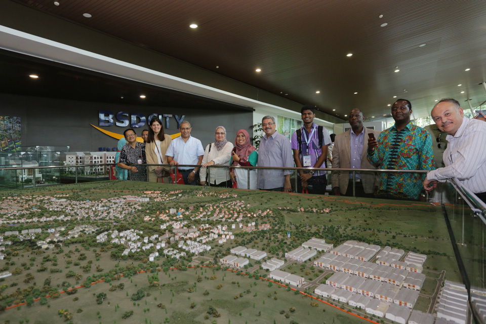 Visitors at the 2016 Tangerang Selatan Global Innovation Forum visited BSD City on Friday (23/09) to see its Smart City project. (Photo courtesy of Sinar Mas Land)