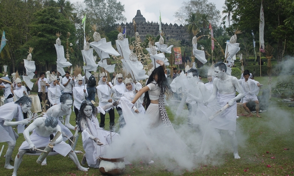 An art performance at the Borobudur Writers and Cultural Festival in 2015. (Photo courtesy of Borobudur Writers and Cultural Festival)