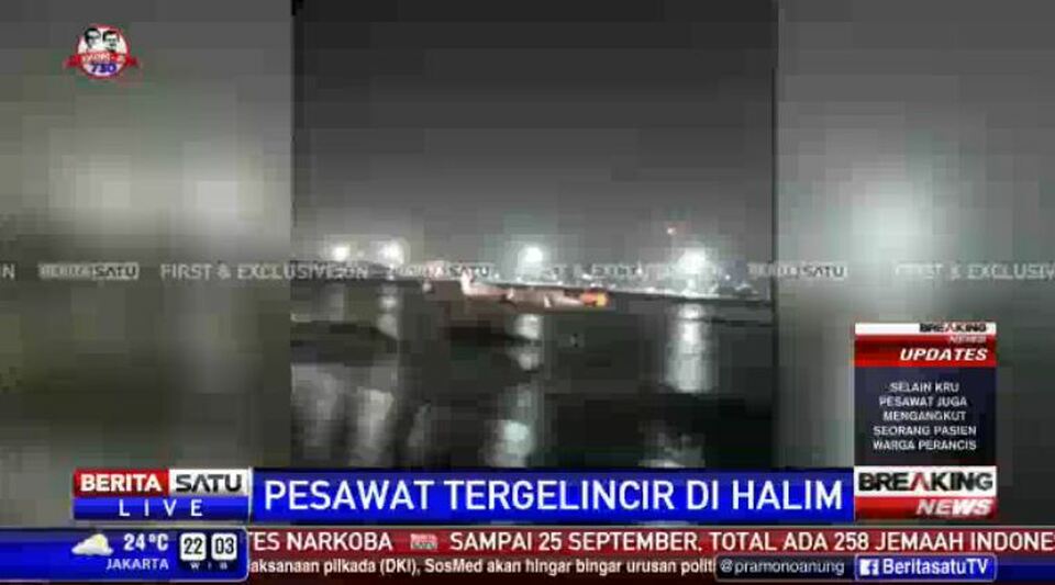 A jet operated by Nusantara Air Charter reportedly skidded off the runway at Halim Perdanakusuma International Airport in East Jakarta on Sunday evening (25/09). (Screenshot from BeritaSatu TV)